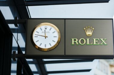 Bild zeigt Mann mit Rolex / Rolex Daytona Wartezeit / 2024