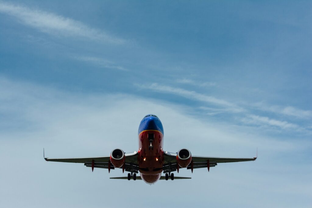 Bild zeigt Flugzeug beim Abflug / von Unsplash @Gary Lopater / Wie hoch fliegt ein Flugzeug?